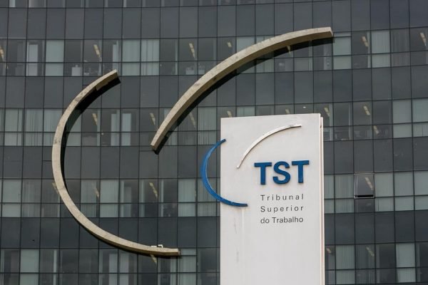 imagem colorida fachada TST - Metrópoles