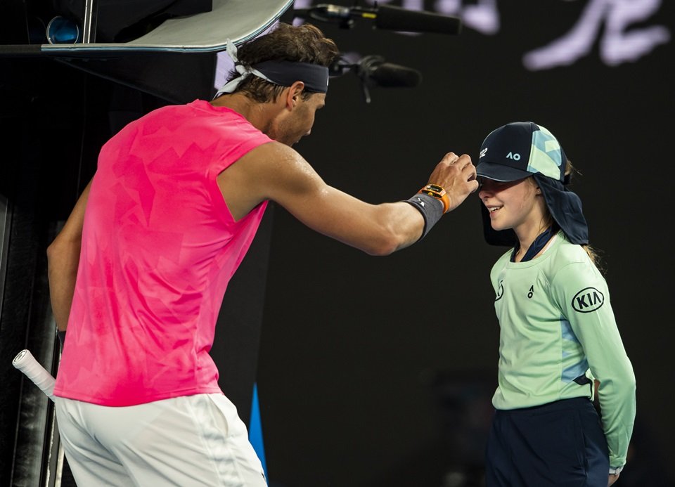 Nadal acerta bolada na cabeça de Djoko, pede perdão e fica sem