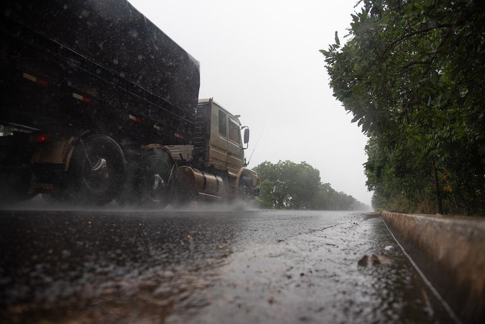 Rodovia em Brasília com chuva, carreta / Metrópoles