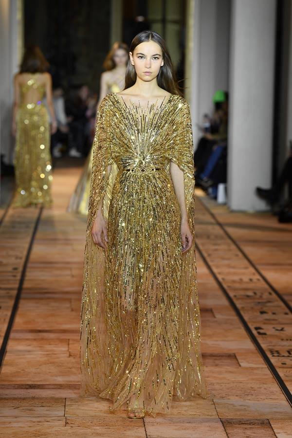 Look dourado da marca Zuhair Murad