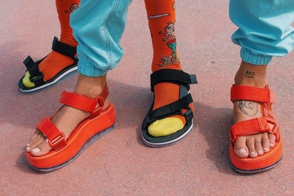 sandalias coloridas verao 2020