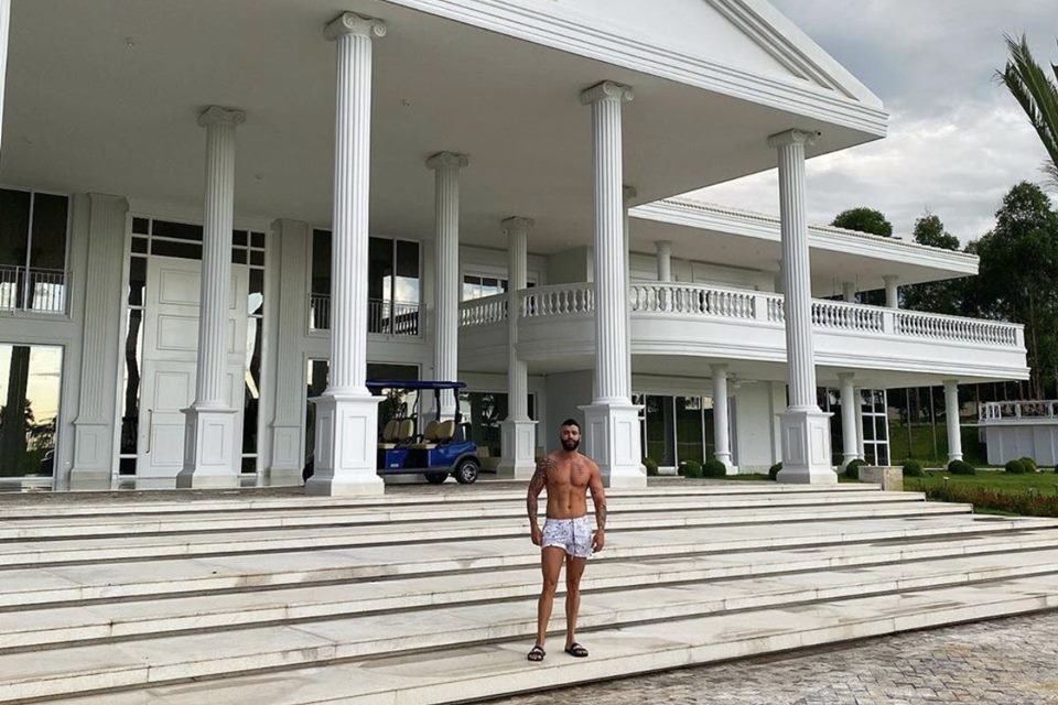 Gusttavo Lima de frente a sua mansão