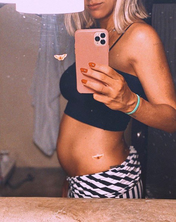 Giovanna Ewbank olhando a barriga de grávida