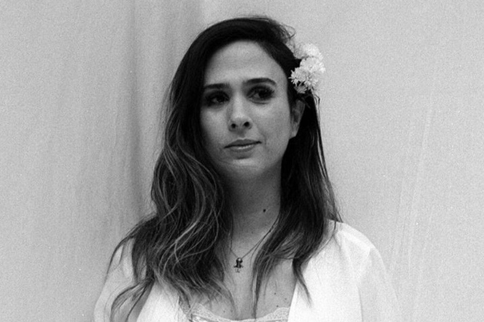Tatá Werneck com flor na cabeça