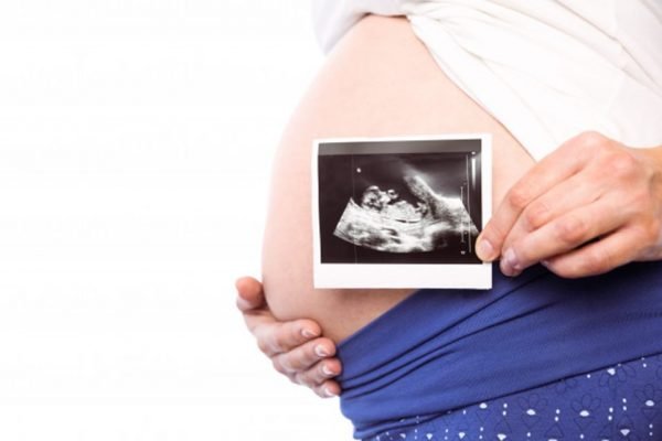 Mulher grávida com ultrassom