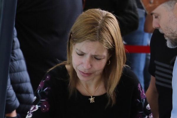 Rose Miriam chora em frente ao caixão de Gugu Liberato