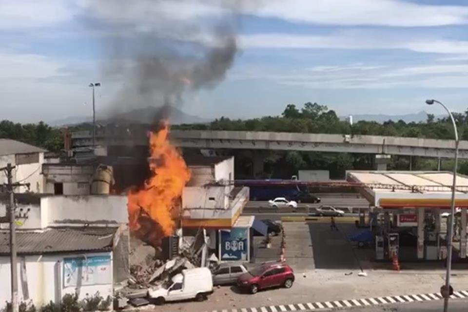 Produtos explodiram e foram arremessados durante incêndio em