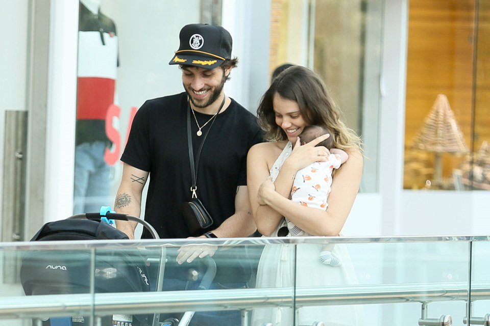 Fofura. Chay Suede e Laura Neiva passeiam com filha recém-nascida