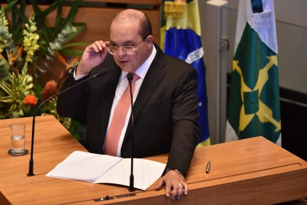 O governador Ibaneis Rocha (MDB) criou grupo de trabalho para elaborar regulamentação da negociação para cortes nas mensalidades escolares