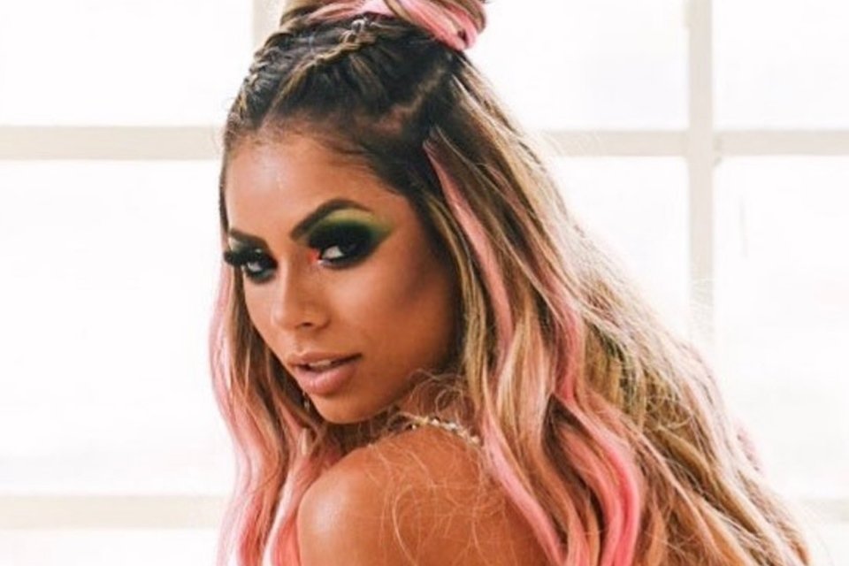 Lexa de cabelo rosa