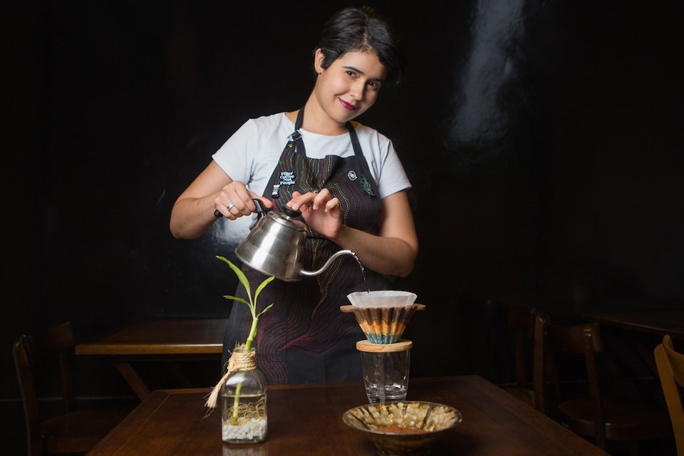 Na foto, uma mulher servindo um café - Metrópoles
