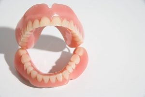 dentadura, dentes em fundo branco - Metrópoles
