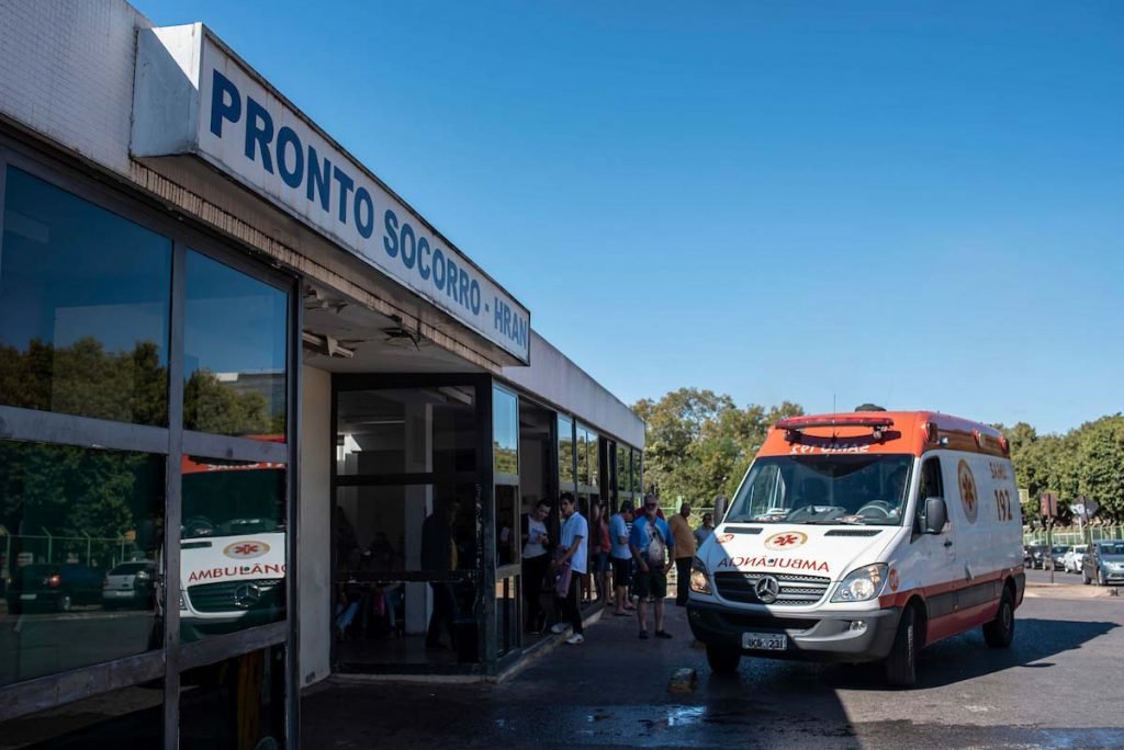 ambulância em frente ao hospital regional da asa norte
