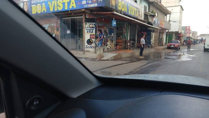 pessoas em rua da Vila Estrutural