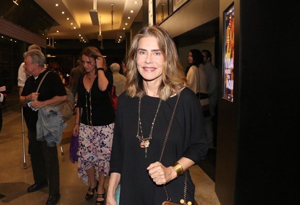 Foto colorida de Maitê Proença sorrindo e usando blusa preta - Metrópoles