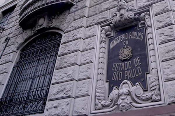PM Imagem colorida mostra a fachada do prédio do Ministério Público de São Paulo (MPSP). O prédio é em pedras cinzas com portas pretas - Metrópoles