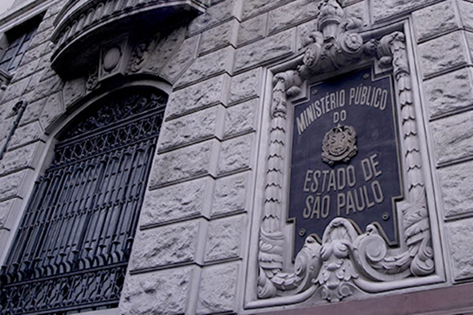 Imagem colorida mostra a fachada do prédio do Ministério Público de São Paulo (MPSP). O prédio é em pedras cinzas com portas pretas - Metrópoles