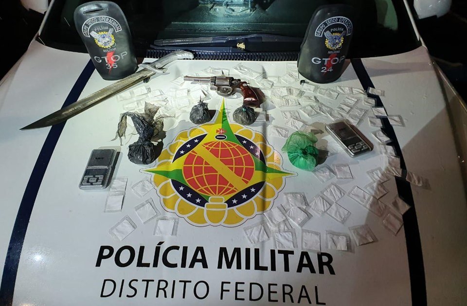 Armas no capô da viatura