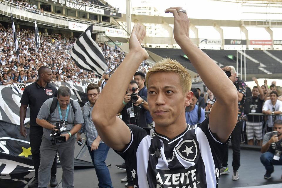 Botafogo: Repórter japonesa famosa na seleção brasileira ajudou na  apresentação de Honda