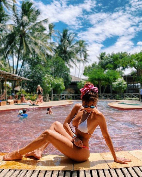 Juliana Paes posando de biquini mostrando as belas curvas