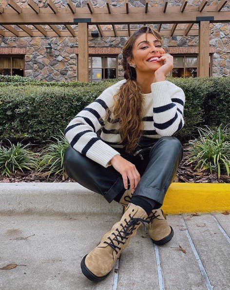 Juliana Paes posando sorrindo com a mão no queixo