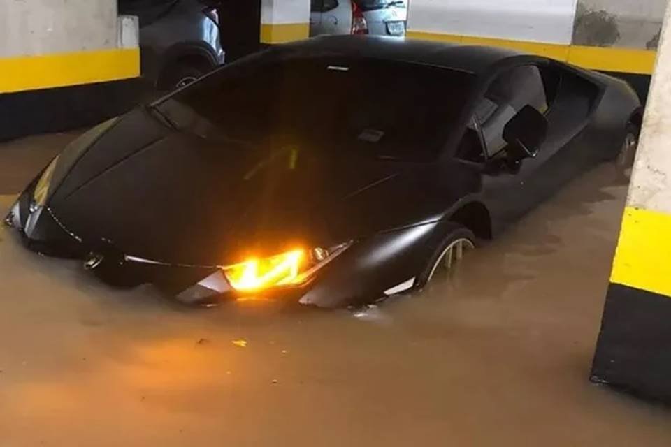 Projetista que guardava Lamborghini submersa desmaiou ao ver cena |  Metrópoles