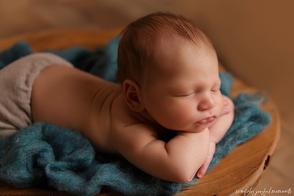 Resultado de imagem para fotos Pais exaustos caem no sono no ensaio de fotos de seu recém-nascido!