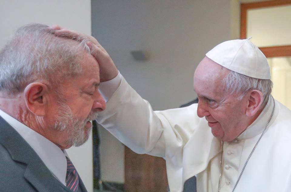 Papa Francisco abeçoa Lula, de olhos fechados