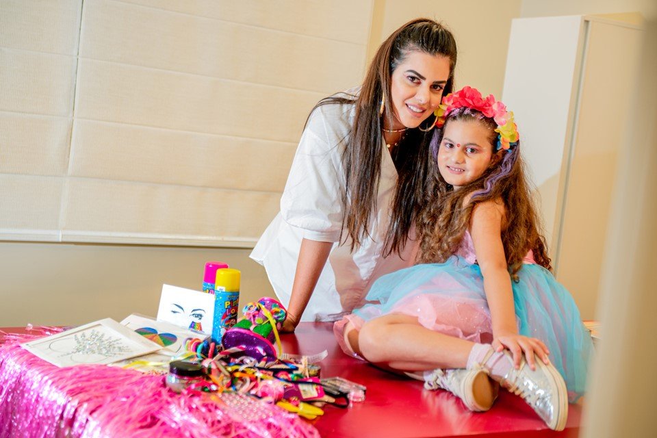 Carnaval: Cynthia Portella ensina penteados infantis para a folia