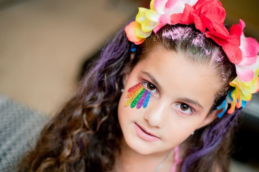 Penteado infantil para o Carnaval: coque alto enfeitado