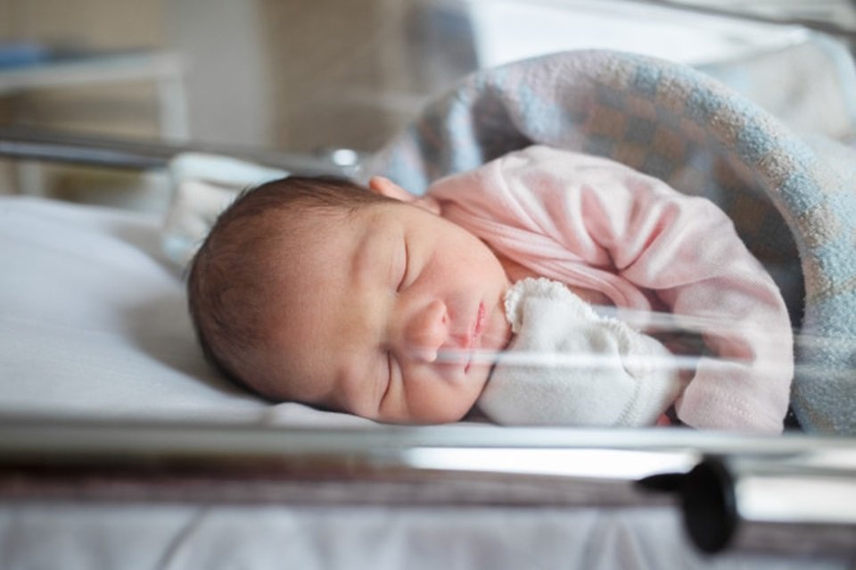 Os testes que todo bebê recém-nascido deve fazer