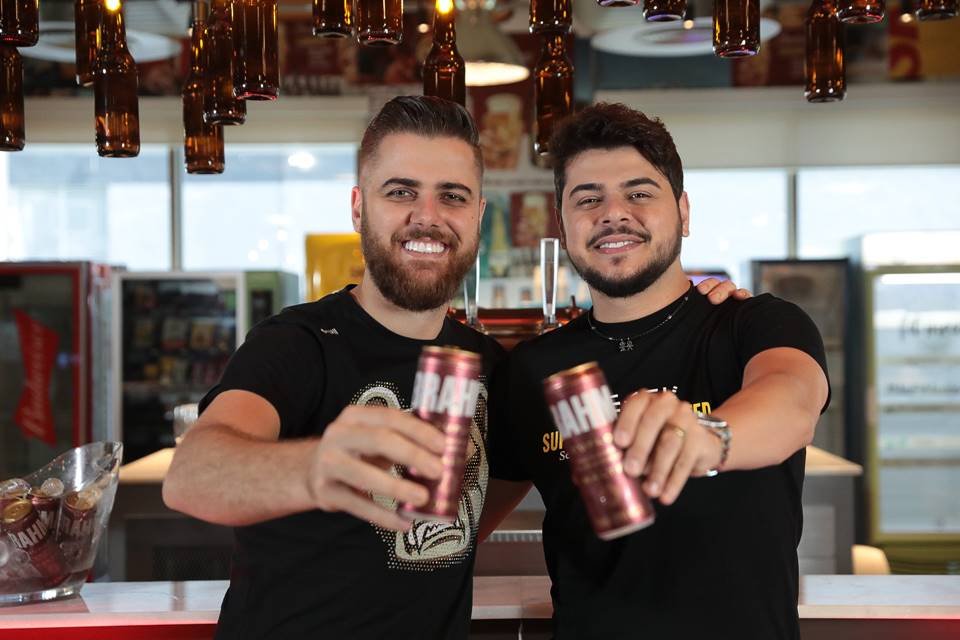 Brahma lança cerveja e anuncia parceria com Zé Neto e Cristiano