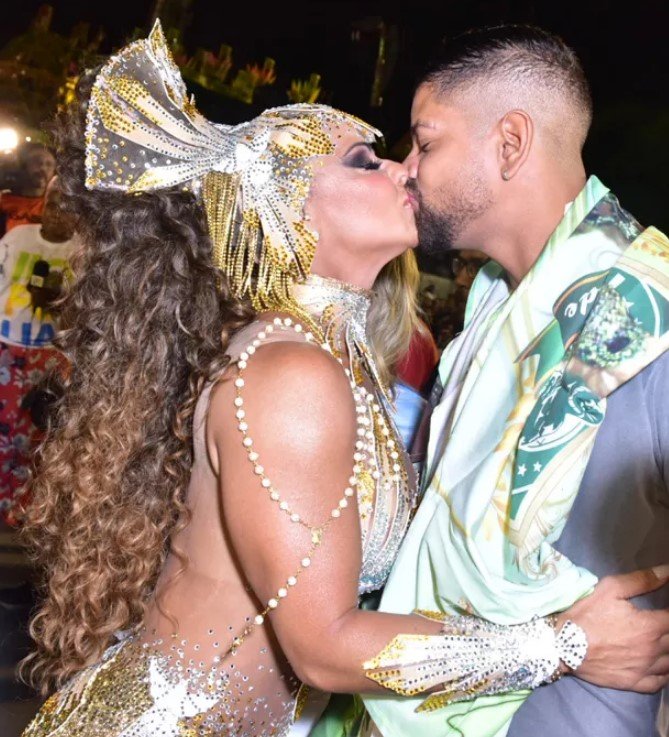 Viviane Araújo beija Guilherme Militão