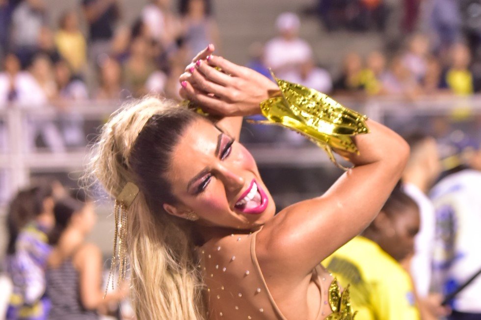 Tati Minerato no Carnaval sorrindo