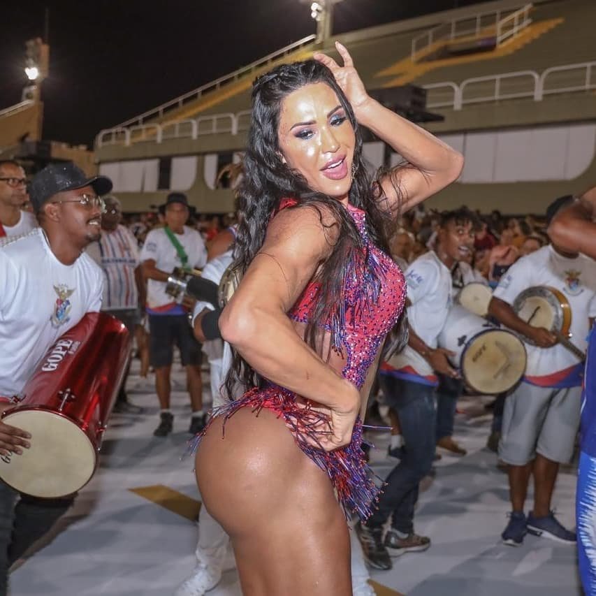 Gracyanne Barbosa sambando