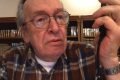 O escritor Olavo de Carvalho aparece com uma blusa xadrez