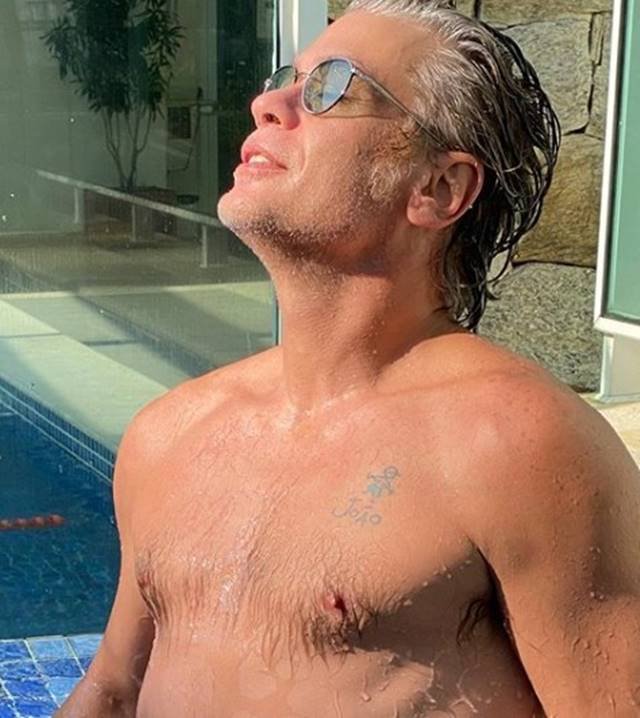 Fábio Assunção tomando banho de piscina