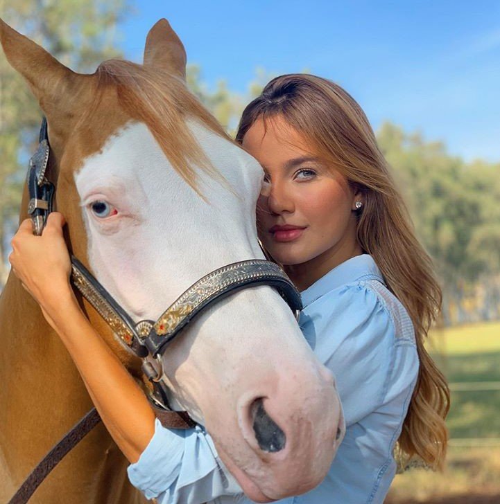 Biah Rodrigues, esposa de Sorocaba, posa com cavalo