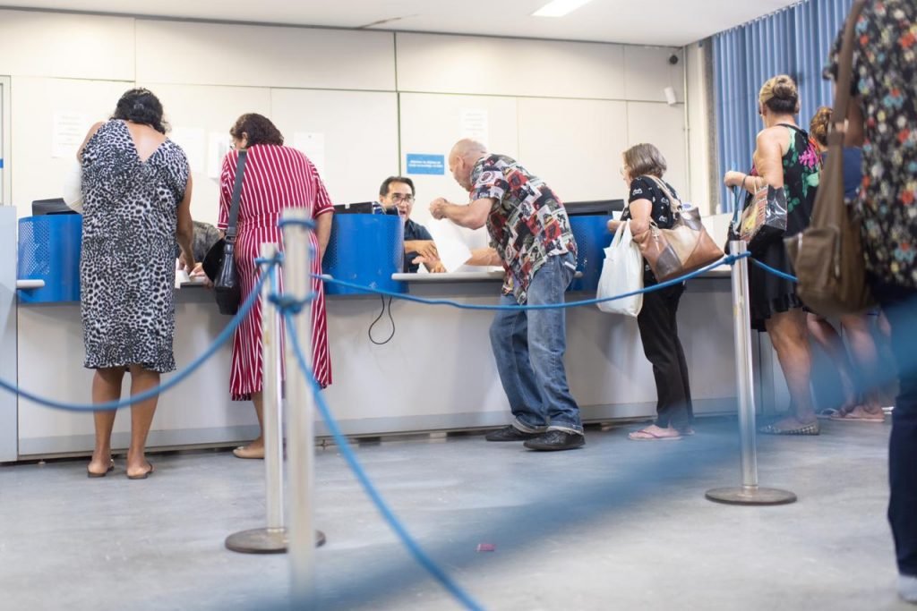 Fila de pessoas no INSS
