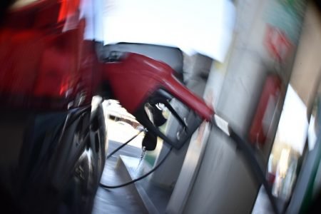 Carro durante abastecimento em posto do Distrito Federal