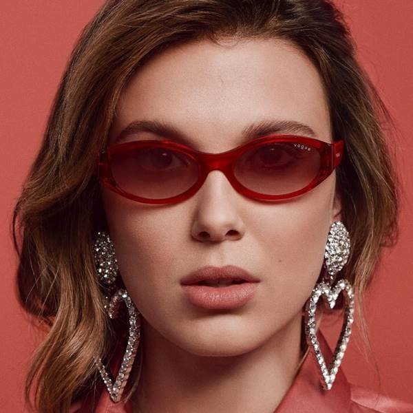 Millie Bobby Brown e Vogue Eyewear lançam coleção de óculos