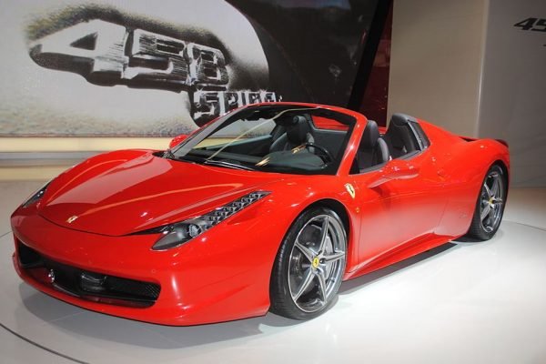 Rapper compra Ferrari e roupas de grife com auxílio-emergencial do governo