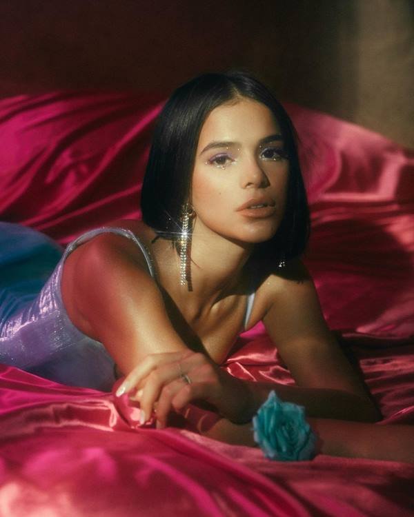Bruna Marquezine em clique sensual em cama