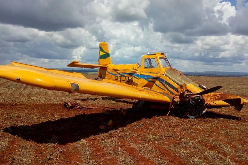 Piloto morre em queda de avião agrícola