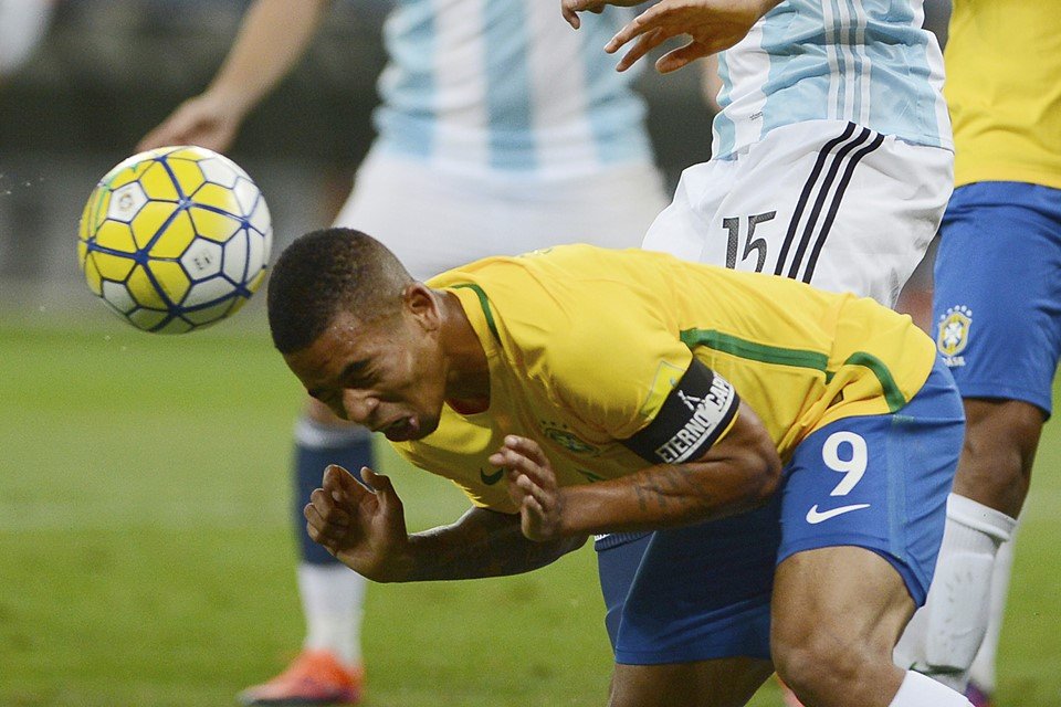 Na Escócia, jogadores de futebol não podem mais cabecear antes e