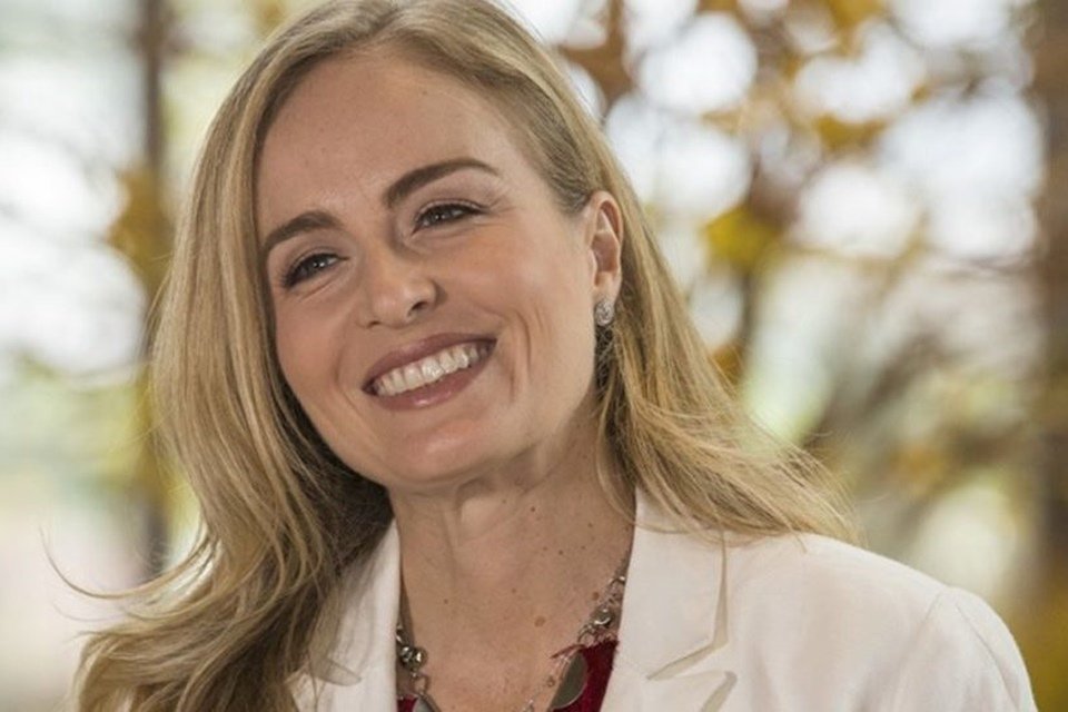 Angélica sorrindo