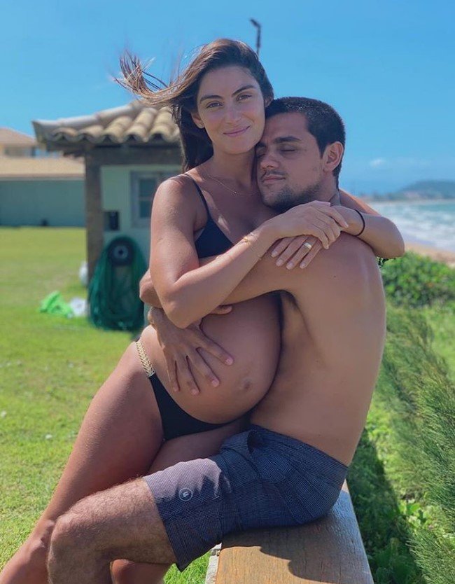 Felipe Simas e esposa ainda grávida