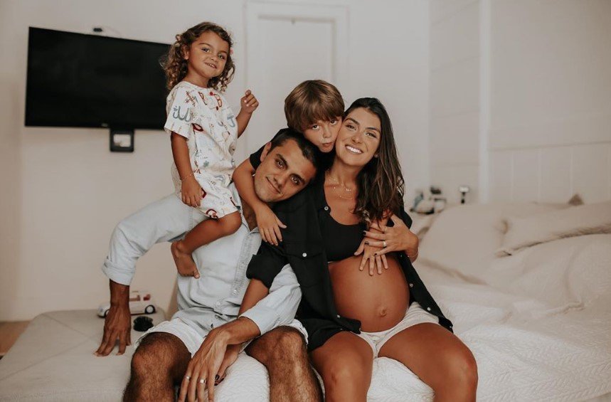 Felipe Simas com a esposa e os filhos Maria e Joaquim