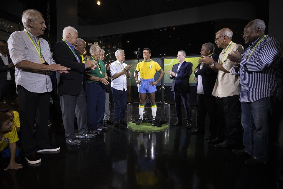 Estátua em tamanho real de Pelé