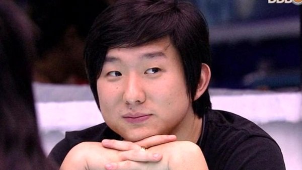 pyong lee olhando para o lado no bbb20